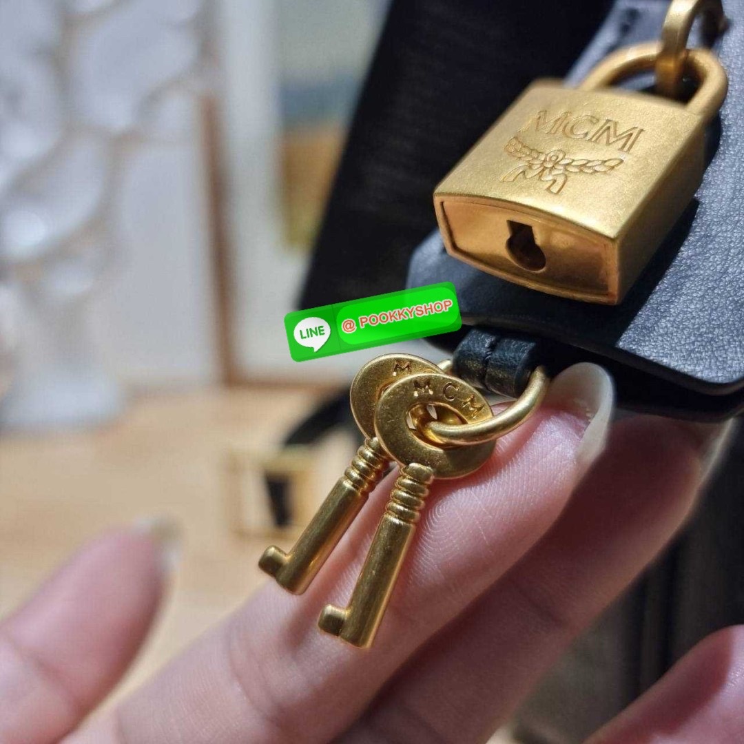 MCM AREN HOBO IN VISETOS 🔆 Details ฮอตฉ่ำมาก! กับกระเป๋าสะพายทรงโฮโบ ทรงสวยมาก ขนาดกำลังดี จุของได้เยอะ ใช้งานสะดวกด้วยการรูดซิป พิเศษแถมพวงหนังและชุดกุญแจล็อคมาให้ด้วย ถอดออกได้ นำไปใช้กับกระเป๋าใบอื่นได้ด้วย ภายในโล่งกว้าง ใส่ของสำคัญได้อย่างครบ