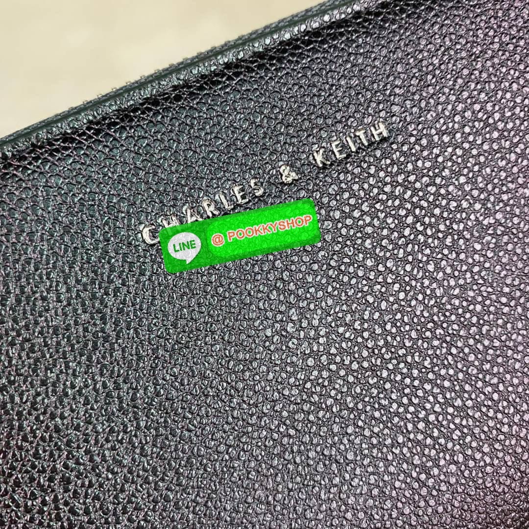 CHARLES & KEITH LONG ZIP AROUND WALLET กระเป๋าเงินใบยาวซิปรอบถูกหลังฮวงจุ้ย คอลเลคชั่นสีสุภาพหนังปั๊มลายคาเวียร์ทั้งใบ น้ำหนักเบา ด้านในกระเป๋าแบ่งเป็น 3 ช่องใหญ่ มีช่องซิปใส่เหรียญตรงกลาง จุการ์ด 12 ช่อง สามารถใส่ธนบัตรได้ตามยาวอีก 2 ช่อง มาพร้อมกล่องและ
