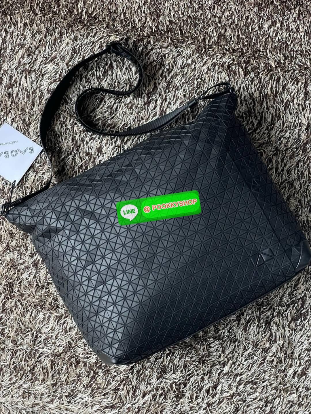 Baobao Issey Miyake Large Messenger Bag เป็นทรงกระเป๋าที่ได้รับความนิยมอย่างมาก เนื่องจากมีขนาดกำลังดี พกพาสะดวกและมีดีไซน์หลากหลาย สามารถใส่ได้ทั้งเอกสาร, สมาร์ตโฟน, โน้ตบุ๊ก หรือแม้แต่ของจุกจิกอื่น ๆ เหมาะสำหรับการใช้งานในชีวิตประจำวันเป็นอย่างมากค่ะ นั