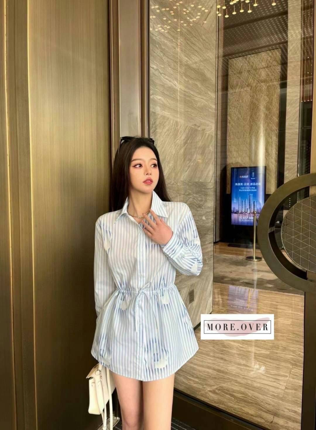 พร้อมส่ง รุ่นใหม่ !! มินิเดรสเดรสแขนยาวคอปกเชิตลายทางสีฟ้า PRADA Brand: PRADA มีป้าย tag แบรนด์ 💙Detail : มินิเดรสเชิตแขนยาวลายทางสีฟ้าเอวรูด แบรนด์ PRADA เนื้อผ้าอย่างดีงานสวยมากค่ะ งานคุณภาพการันตี มีป้าย tag แบรนด์