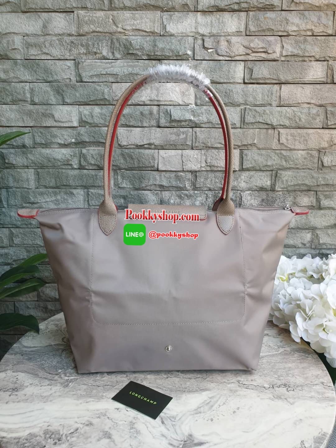 Longchamp Le Pliage Club Tote Bag Size L หูยาว วัสดุเนื้อผ้า Nylon Canvas เคลือบกันนำ้ ตัดด้วยหนังแท้ที่มีน้ำหนักเบา ดีไซน์เรียบง่ายแต่เต็มไปด้วยความคลาสสิก จนเป็นที่ชื่นชอบไปทั่วโลก Longchamp ปรับโฉม LE PLIAGE ด้วยการปักลายรูปม้า-ตราสัญลักษณ์ของแบรนด์บนผ
