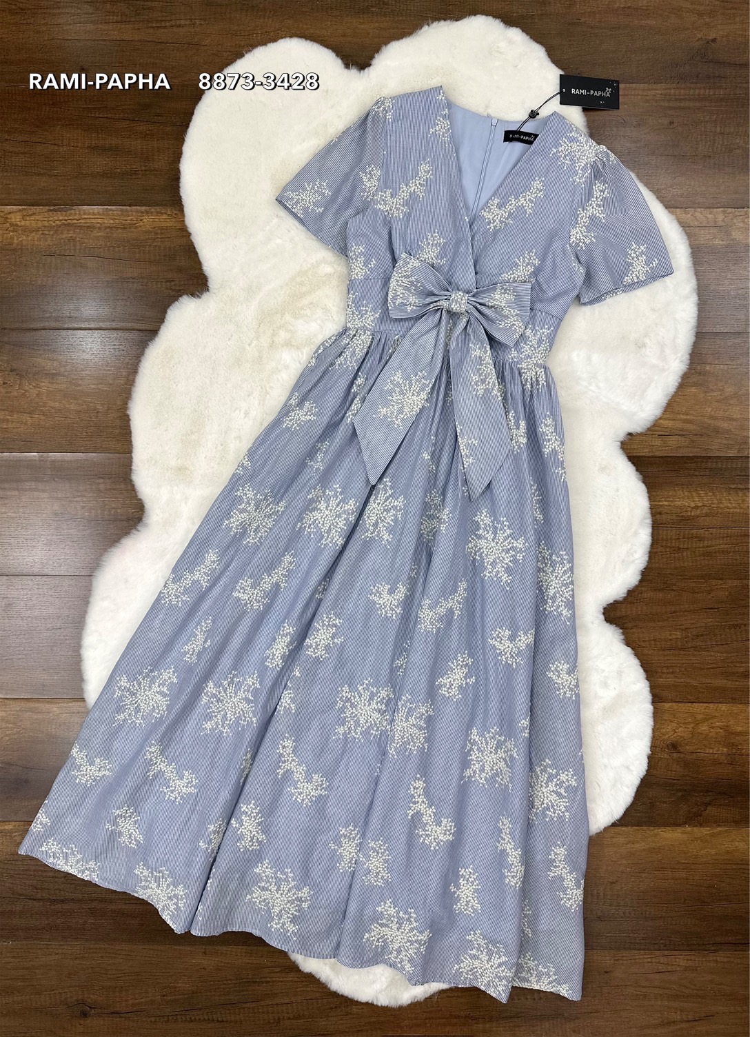 เดรสแฟชั่น เดรสลายริ้วเนื้อผ้าปักทั้งตัวสวยหรูมากๆค่ะ มีฟองน้ำจัดให้ทรงสวย(อกมีกระดุมแป๊ก)