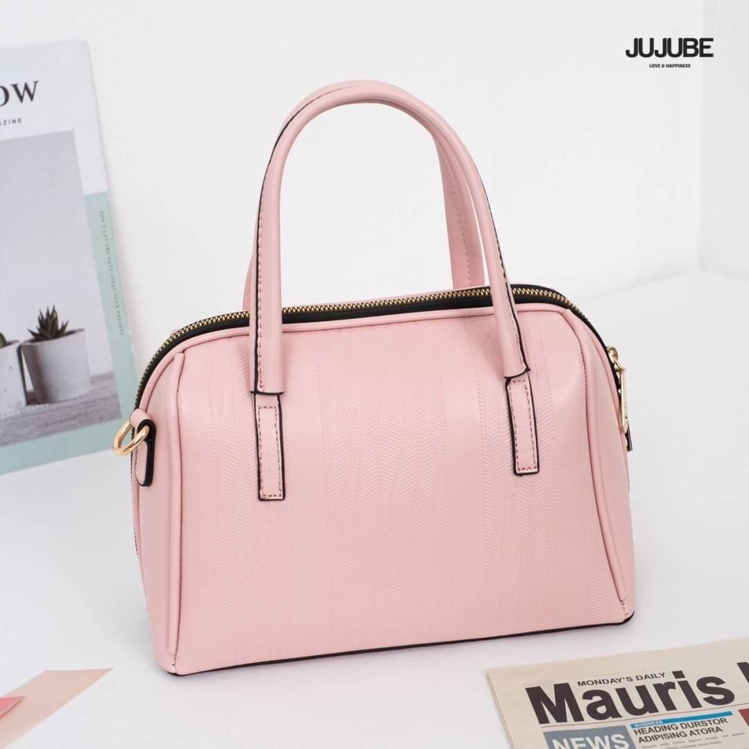 กระเป๋าสะพายข้างผู้หญิง แบรนด์ Jujube ทรงหมอนใบใหญ่ ภายโล่งในกว้าง มี3ช่องใช้งาน จุของได้เยอะคะ