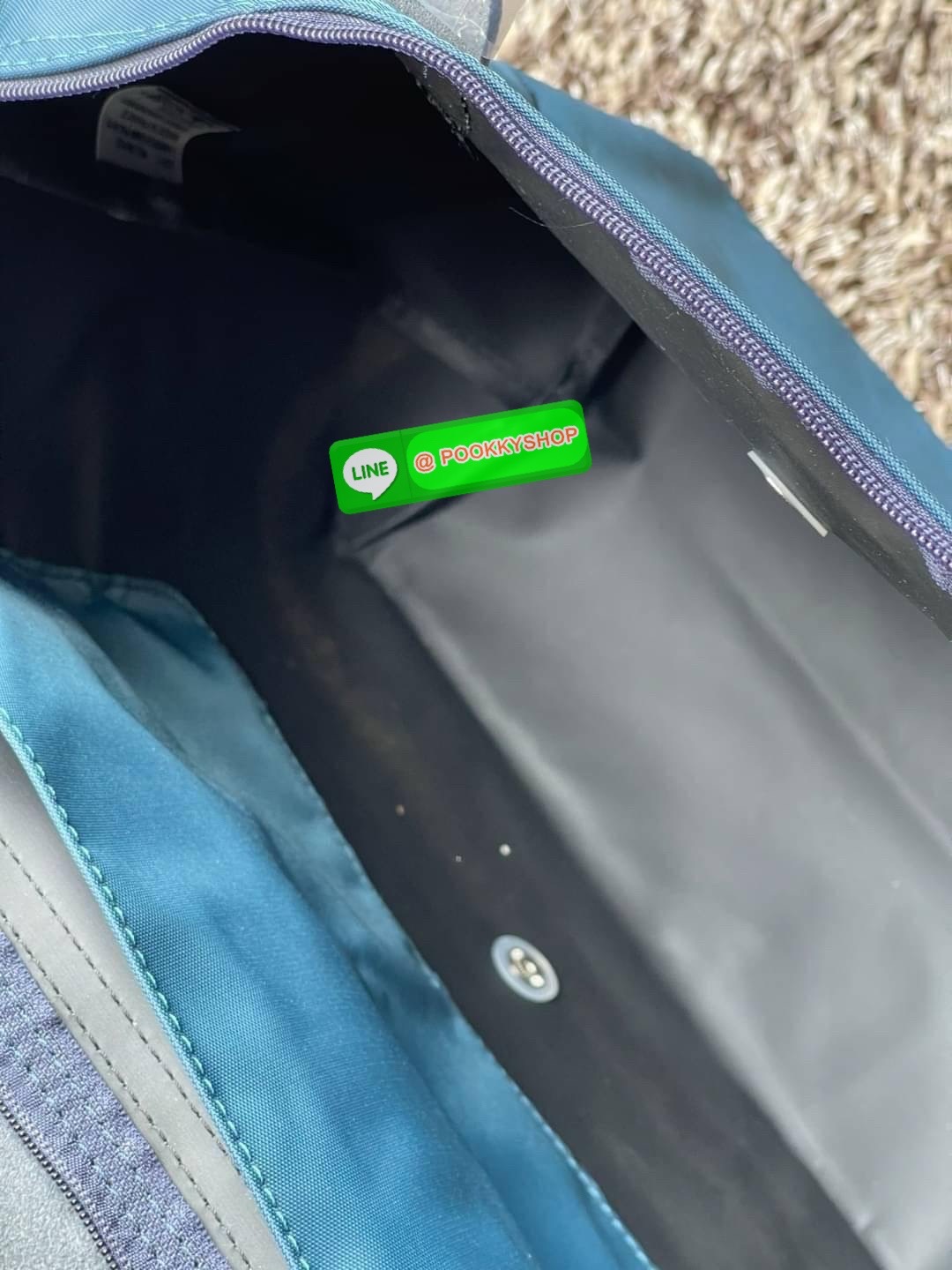 LONGCHAMP LE PLIAGE GREEN Shoulder bag S กระเป๋าใบนี้ดึงดูดใจคุณด้วยรูปทรงมินิมอลและกะทัดรัด หูกระเป๋าที่ยาวช่วยให้คุณสะพายไหล่ได้อย่างสบาย การปิดด้วยซิปช่วยให้มั่นใจได้ว่าสิ่งของทั้งหมดของคุณปลอดภัย Longchamp ดึงแรงบันดาลใจจาก origami สร้าง LE Pliage Gre