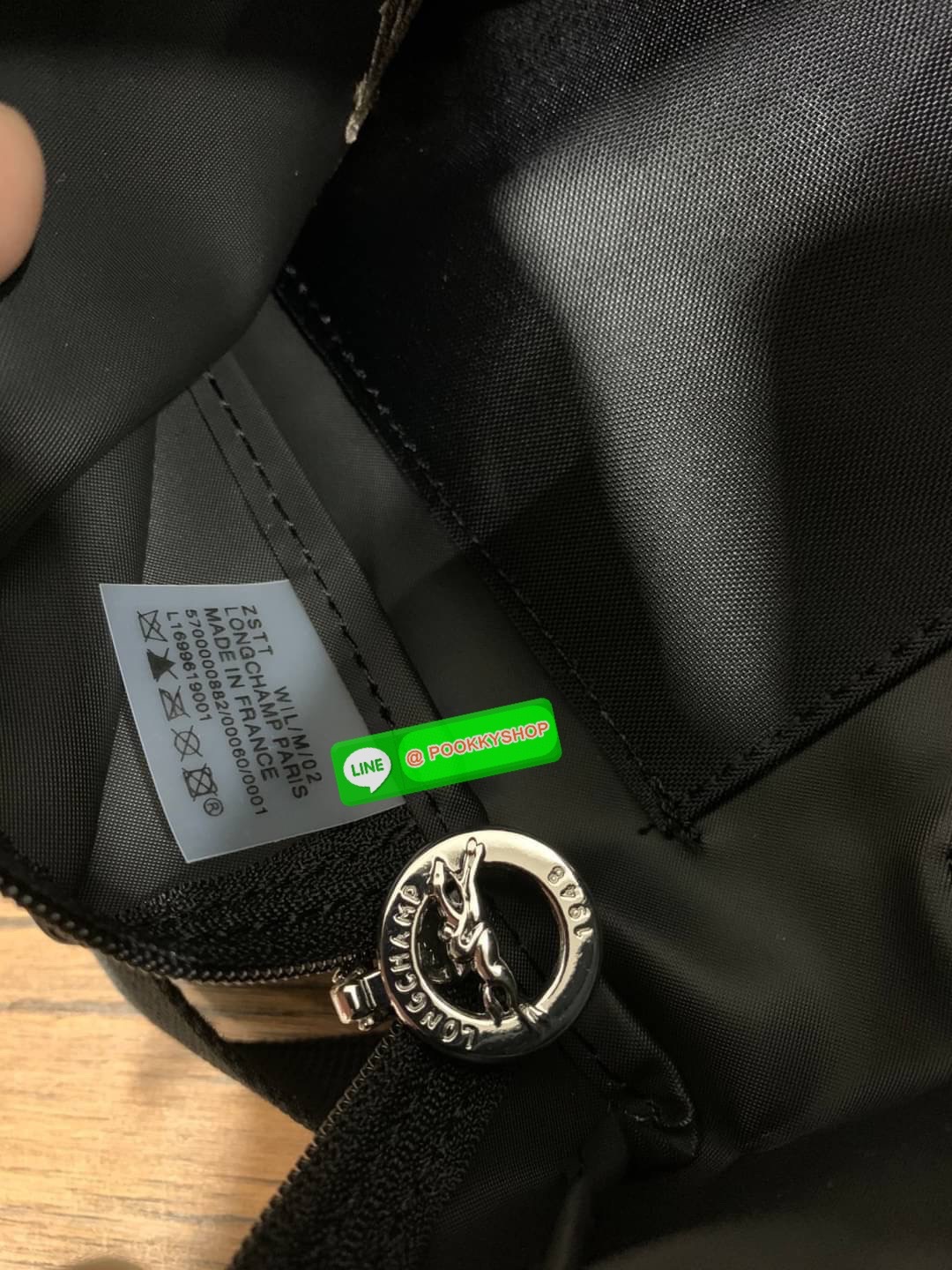 💕Longchamp LE PLIAGE Club Backpack พบกับอีกหนึ่งสไตล์ของLongchamp ที่เป็นรุ่นยอดนิยมอีกรุ่น สำหรับสาวแฟชั่นหัวทันสมัย เติมความพิเศษให้กับลุคด้วย ยังมีสีให้เลือกเยอะเรียกได้ว่าชอบสีโทนไหน ชอบแต่งตัวสไตล์ไหนก็เอาไปแมทช์กันได้เลย เป็นกระเป๋าเป้ในไม่ก