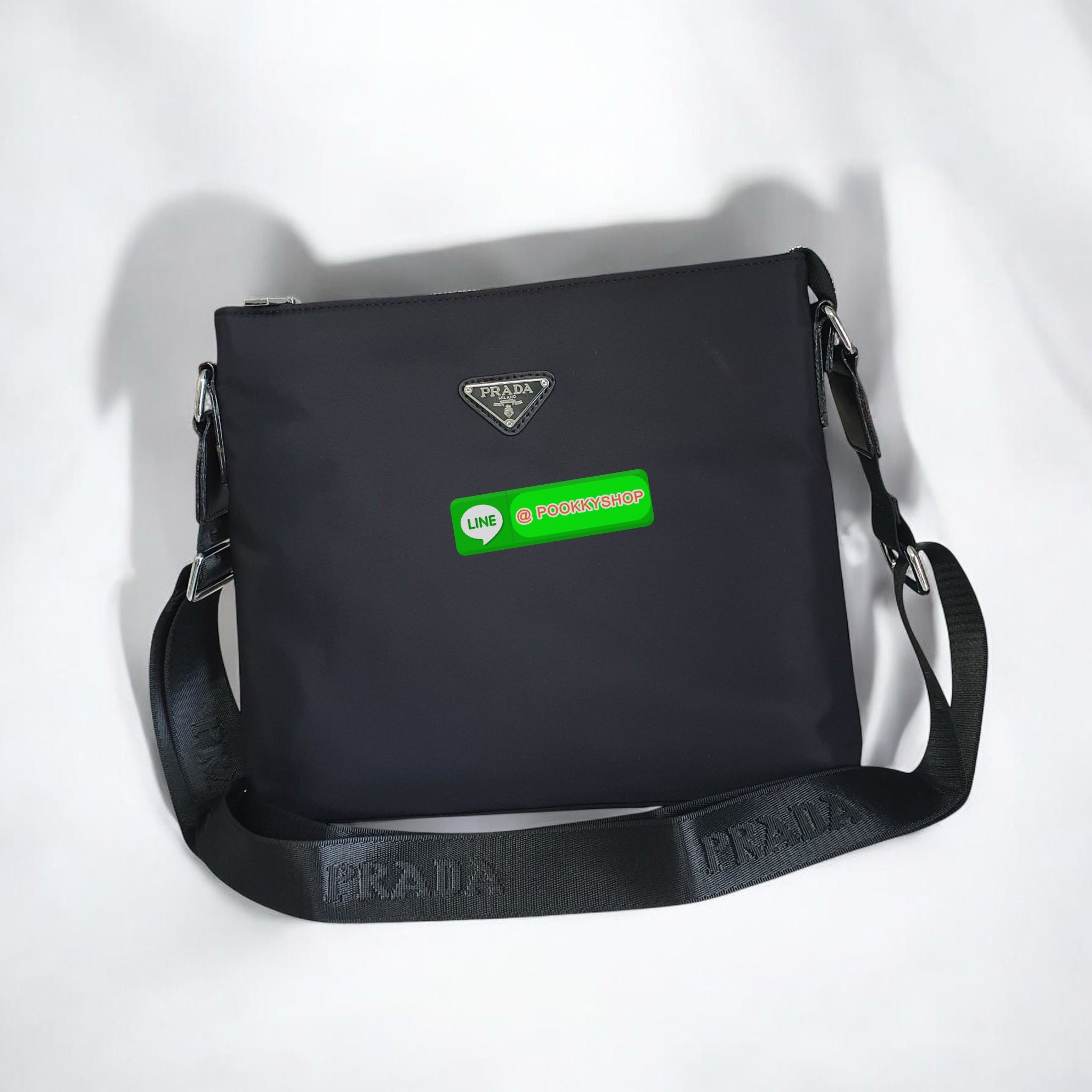 สำหรับคุณผู้ชาย เข้าแล้วค่ะ🌟🫶🏻 กระเป๋าทรง MASSENGER แบรนด์ PRADA อะไหล่เงินทั้งใบ ด้านในมีช่องใส่ของแบ่งเป็นสัดส่วน หลายช่อง เปิดปิดด้วยซิปยาว ใส่ IPADmini ได้สบาย จุของได้เยอะ มาพร้อมช่องซิปด้านในอีกหนึ่งช่อง ด้านหลังมีซิปใส่ของ ห