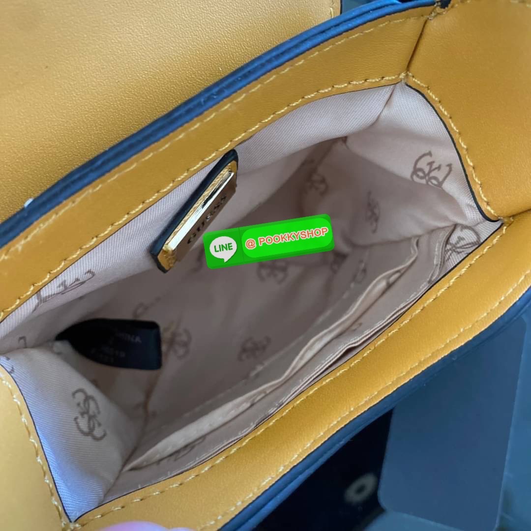 Guess กระเป๋าใส่โทรศัพท์ สวยมากกกก ทรงดีสุดๆ เป็นทรงกล่องทรงสวยที่ตามหากันม๊าก มาก มาพร้อมกล่องครบเซ็ต ด้านหน้าแต่งโลโก้แบรนด์ เปิด-ปิดด้วยกระดุมแม่เหล็ก มีสายยาวเป็นสายหนังปรับระดับได้มากถึง 7ระดับ