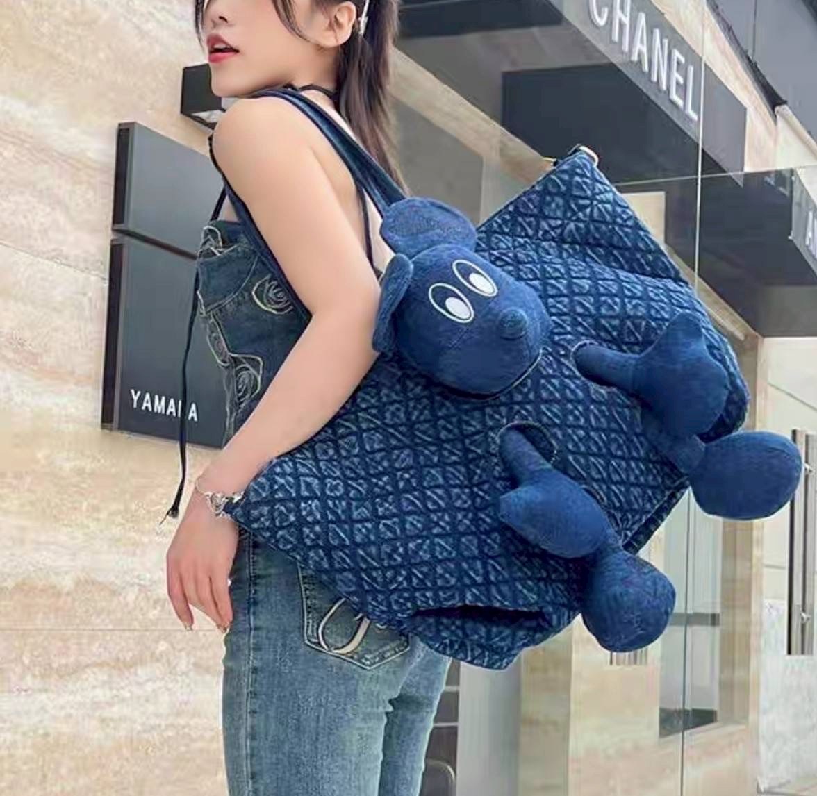 กระเป๋าผ้าเดนิมฟอก มิกกี้เม้าส์ ดิสนีย์ น้องน่ารัก คิ้วส์มาก ใบใหญ่ใส่ของได้จุใจ ด้านบนเป็นซิปรูดได้กว้าง ภายในมีช่องซิปจัดระเบียบ พร้อมช่องซิปด้านหลัง งานดีมาก สวยจัดเลยค่า