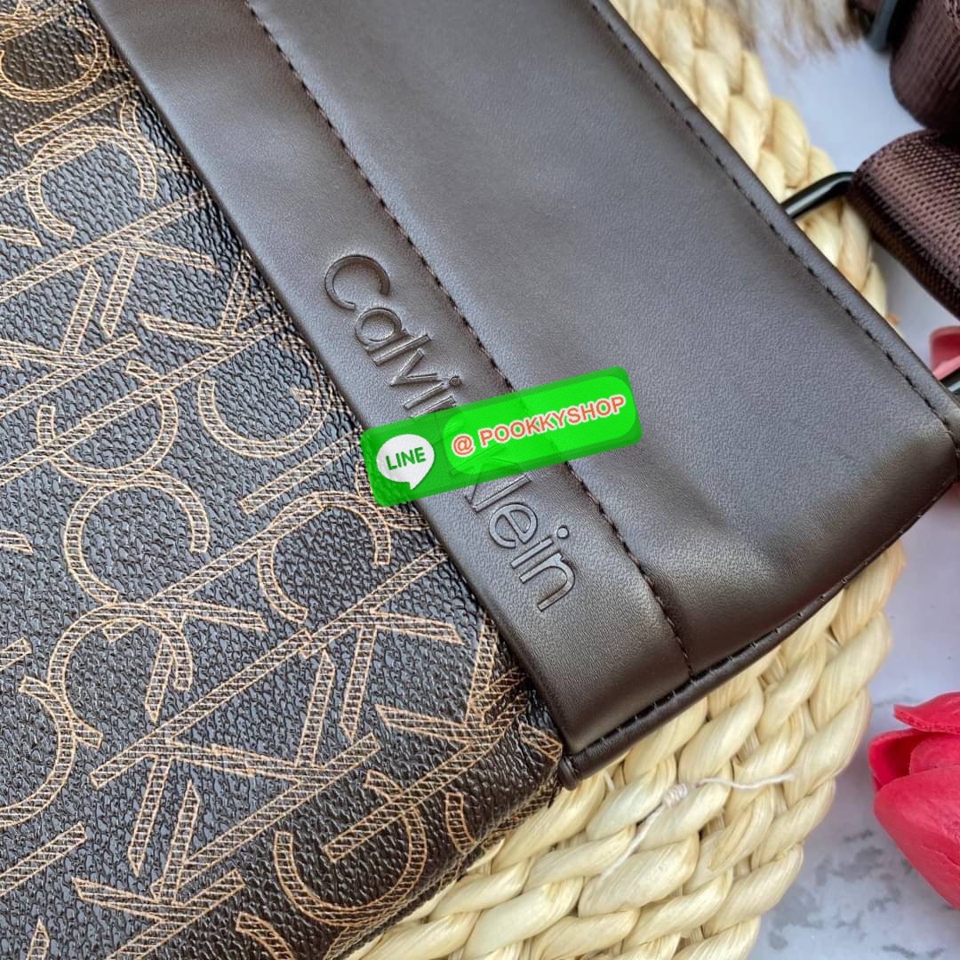 CALVIN KLEIN JEANS CROSSBODY BAG กระเป๋าสะพาย Ck Jeans รุ่น Limited Edition น่าสะสมค่ะ ลายแบรนด์เป็นซิกเนเจอร์รอบใบ เปิด-ปิดด้วยซิป ด้านในโล่งกว้างมีช่องซิปและช่องใส่ของจุกจิก ด้านหลังมีช่องซิปเก็บของอีก 1 ช่อง ขนาดกำลังดีใส่มือถือได้ทุกรุ่น สายสะพายปรับไ