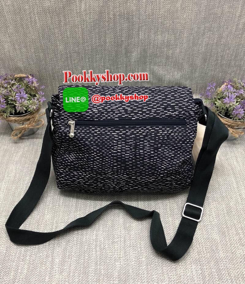New In!!! Kipling Women's Crossbody Bag//k11273// >>Kipling factory OEM<< >>พร้อมส่งอีกครั้งที่ไทย รุ่นหายากค่ะ!!! กระเป๋าสะพายแบบ ครอสบอดี้ร์ วัสดุไนล่อนอย่างดี กันน้ำระดับนึงสวมนวมอย่างดี จับแล้วรู้สึกนุ่มมือค่ะ >>รุ่นนี้จุข