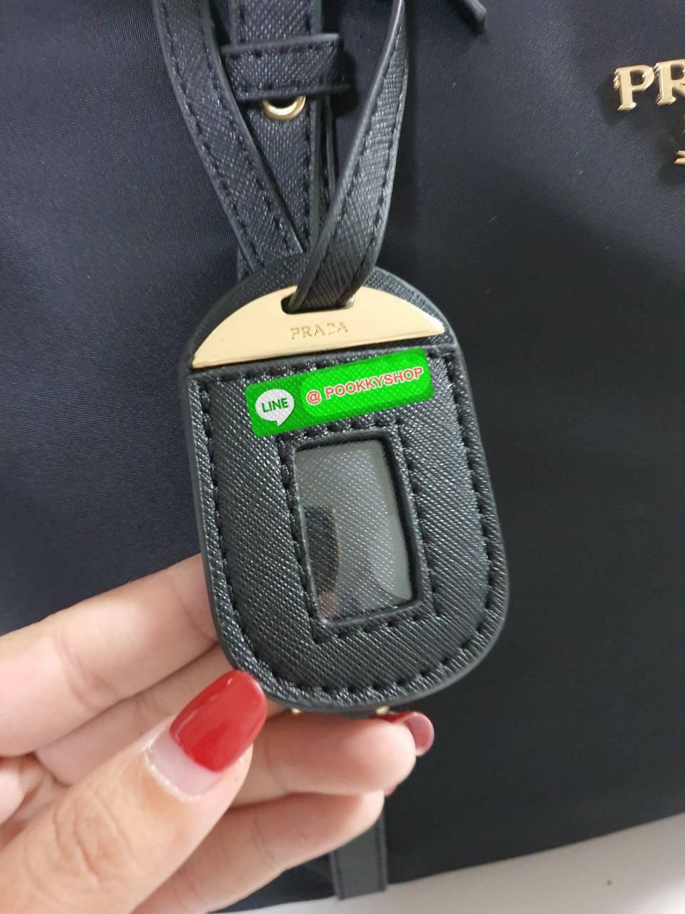 รุ่นยอดฮิต !!! ปังปุริเย่ 🎉🎉 กระเป๋าทรง TOTE BAG จากงานพรีเมี่ยมกิ้ฟ จากเคาเตอร์ต่างประเทศ มาแล้วค่า กระเป๋าใบใหญ่ทรงหรู จากแบรนด์ PRADA เป็น กระเป๋าผ้าไนล่อน ตกแต่งรอบใบได้ สวยมาก ด้านในมีช่องซิปและช่องใส่ของ เป็นสัดส่วน มีช่องหลักและมีช่