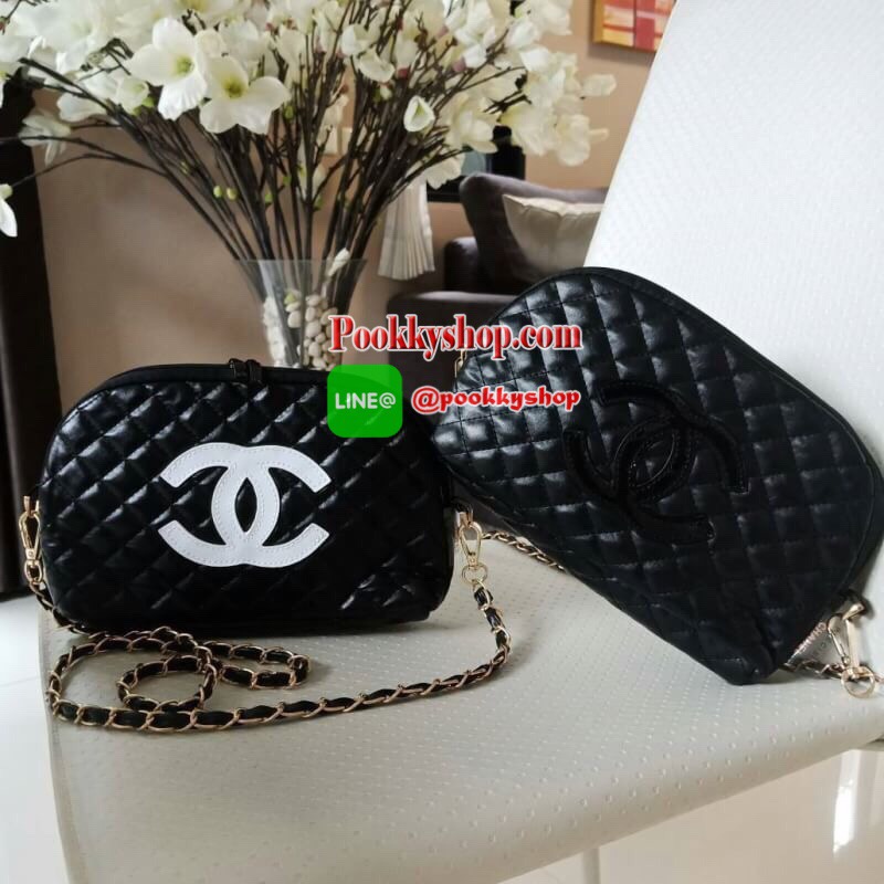 NEW ARRIVAL!! สวยหรูไม่ซ้ำใคร ต้องยกให้ Chanel Clutch Bag With Chain VIP Gift ของแท้จาก Chanel Perfume Counter รุ่น Limited วัสดุหนังเรียบลายตารางเปิดปิดด้วยซิปแบรนด์อะไหล่ทอง ขนาดกำลังดี น้ำหนักเบา ภายในมีโลโก้และช่องซิป มาพร้อมสายสะพายโซ่ร้อยหนังถอดออกไ