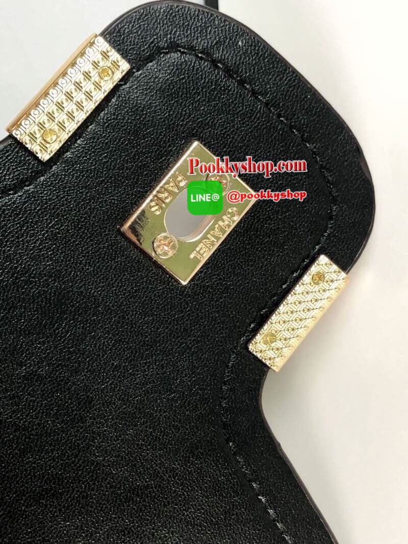 Chanel อเนกประสงค์ รุ่น Limited edition วัสดุหนังแกะเรียบขนาดเล็กกะทัดรัดน้ำหนักเบามีช่องใส่ของจุกจิกเปิดปิดด้วยฝาปิดกระดุม และซิป มีช่องใส่บัตร ช่องซิป ใส่กระเป๋าสตางค์ใบกลางได้ค่ะตัวจริงสวยมากๆถูกใจรีบจองนะคะใส่มือถือได้ทุกรุ่นสายสะพายยาวคู่สะพายได้สองแ