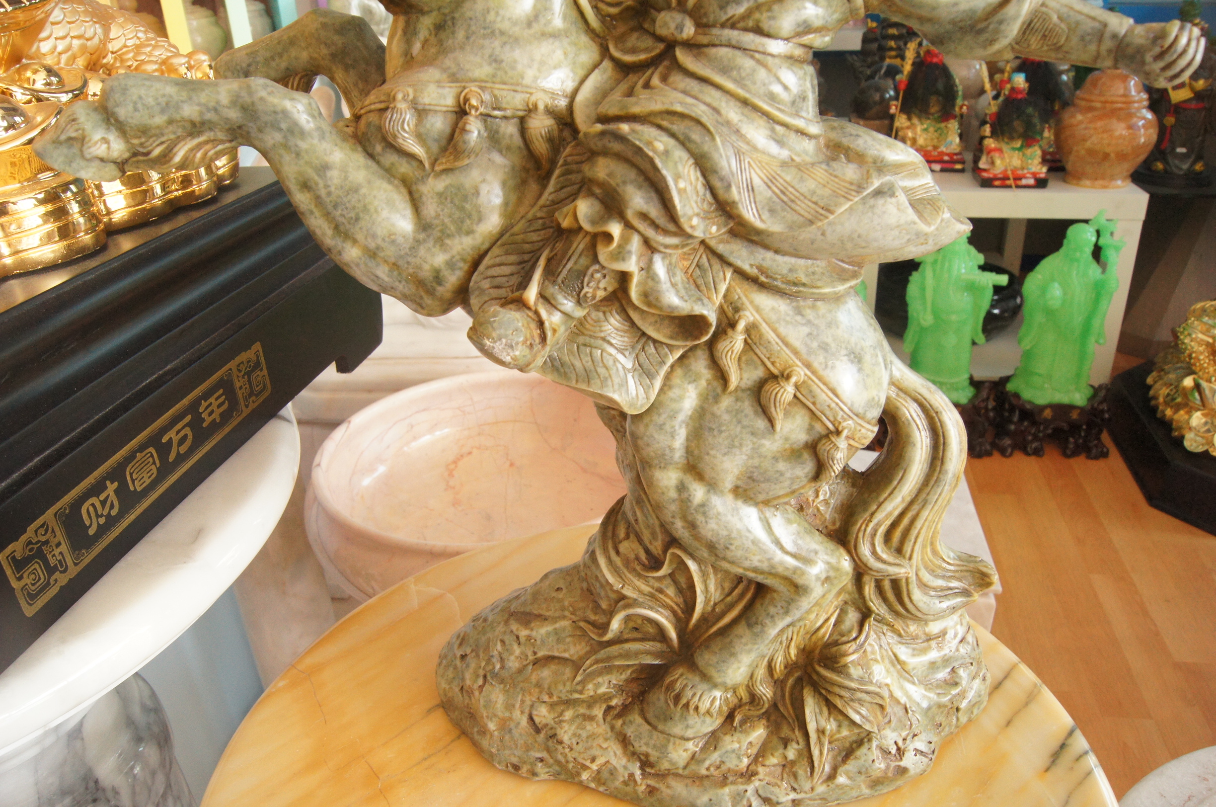 เทพเจ้ากวนอูขี่ม้า ออกศึก ขนาด สูง 40 กว้าง 30 cm