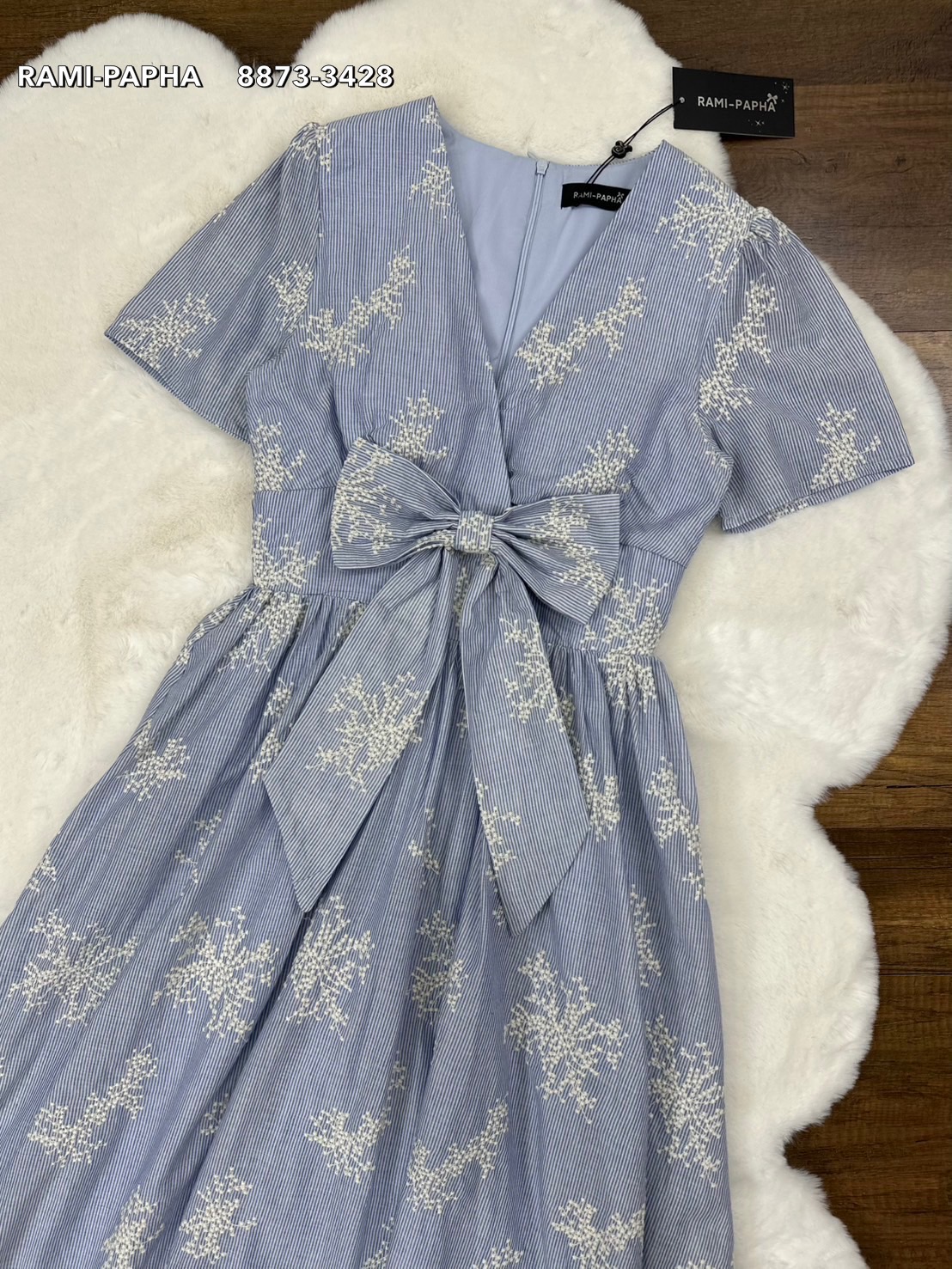 เดรสแฟชั่น เดรสลายริ้วเนื้อผ้าปักทั้งตัวสวยหรูมากๆค่ะ มีฟองน้ำจัดให้ทรงสวย(อกมีกระดุมแป๊ก)