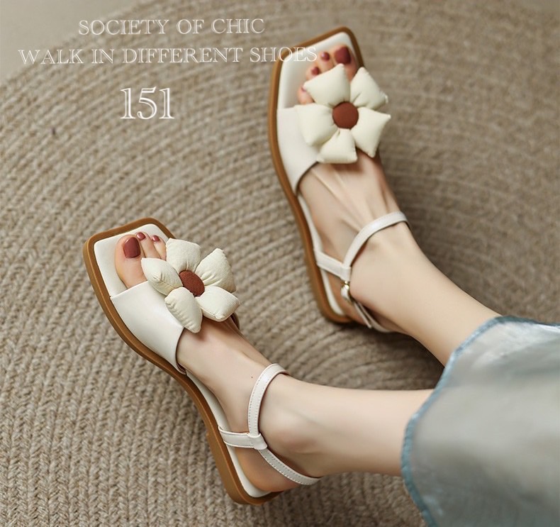 มาเพิ่มค่ะ‼️ รองเท้าแตะรัดส้น หลากสไตล์ ได้ทั้งความสวยและสบาย ที่สำคัญนอกจากดีไซน์น่ารัก สไตล์ลูกคุณหนู ปรับสายคาด ไปหน้า มาหลังได้ตามชอบ รัดส้นเพิ่มความกระขับ ใช้งานได้ตามที่ต้องการ คอมพลีทลุควันหยุดสบายๆ ให้ดูเก๋ไก๋แล้วยังสบายเท้ากว่าเดิม