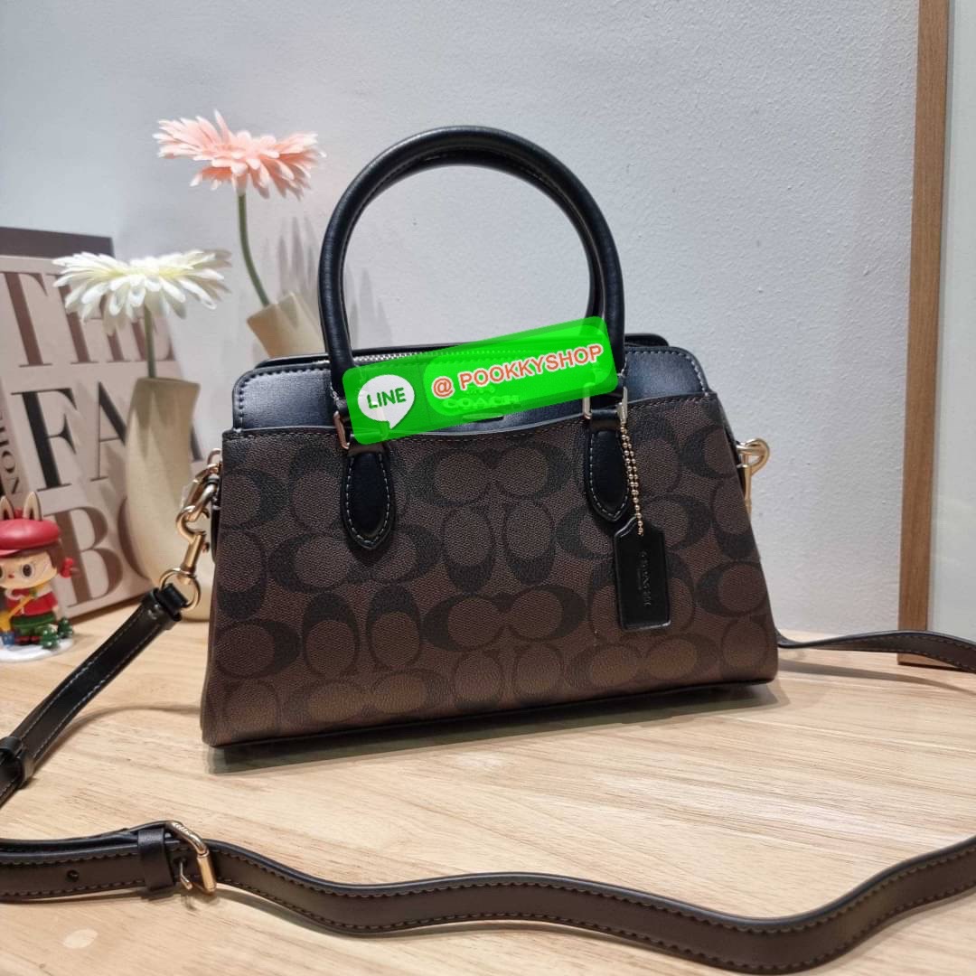 COACH CH503 MINI DARCIE CARRYALL IN BLOCKED SIGNATURE CANVAS คอลเลคชั่นใหม่ กระเป๋าสะพายทรงถัง ไซส์มินิ ดีไซน์ออกมาดูหรูมาก วัสดุหนังแคนวาสเคลือบผิว สวย คลาสสิค มาพร้อมสายสะพายข้างและหูหิ้วในตัว ถอดออกถือคล้องแขนเก๋ๆ หรูๆยังได้ ภายในเป็นช่องโล่ง แบ่งสัดส่