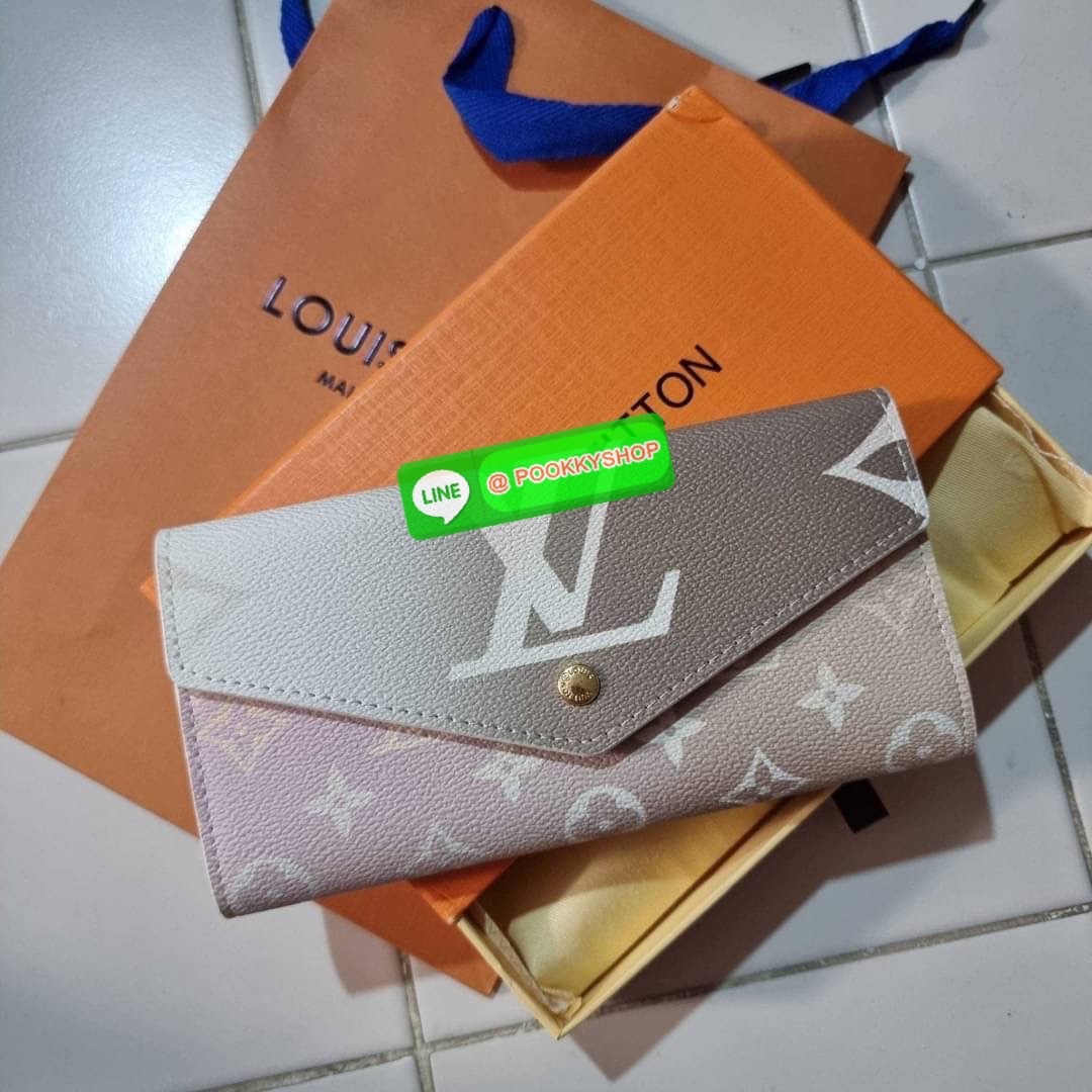 NEW IN!! LV long flap wallet with gwp กระเป๋าสตางค์พรีเมี่ยมกิ๊ฟ แบบพับ ดีไซน์ล่าสุด หวานๆสวยๆ น่าใช้มาก ใบยาวขนาดกำลังเหมาะมือ ถือแล้วขับผิว โดดเด่นด้วยสไตล์การไล่เฉดสีโทนละมุน ดูโดดเด่นไม่เหมือนใคร วัสดุหนังแคนวาส ทนทาน เปิด-ปิดด้วยกระดุม ภายในมีช่องใส่