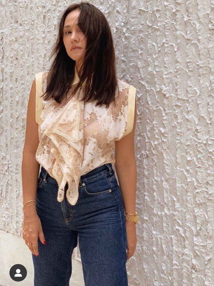 เซทเสื้อแขนกุด ดีเทลผ้าลายฉลุแต่งขอบผ้าสีครีม แต่งผ้าลายฉลุระบายด้านหน้าที่กระดุมเม็ดบน แมทซ์กับกางเกงสีครีมเอวสูง งานสวย หรู ดูไฮคลาสม๊ากจ้า