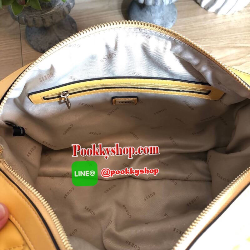 GUESS Sweet Candy Large Satchel กระเป๋าสะพายทรง Bowling รุ่นใหม่ล่าสุดจาก GUESS FACTORY หนังนิ่มลายตารางสวยอยู่ทรงใบใหญ่กำลังดี ด้านหน้าประดับโลโก้หูหิ้วโซ่ร้อยหนังสะพายไหล่ได้เเข็งแรงรับน้ำหนักได้เยอะ เปิดปิดด้วยซิปสะดวกใช้ มีหมุดรองฐานกันรอย ภายในมีช่อง