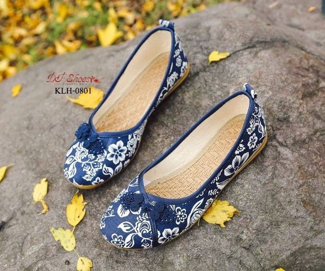 สินค้าพร้อมส่ง รองเท้าคัชชูส้นเตี้ยกี่เพ้าแบบสวม วัสดุผ้าแคนวาส ลายดอกท้อ สวย ใส่แมทง่าย พื้นยางกันลื่น น้ำหนักเบา สวมใส่สบายค่ะ