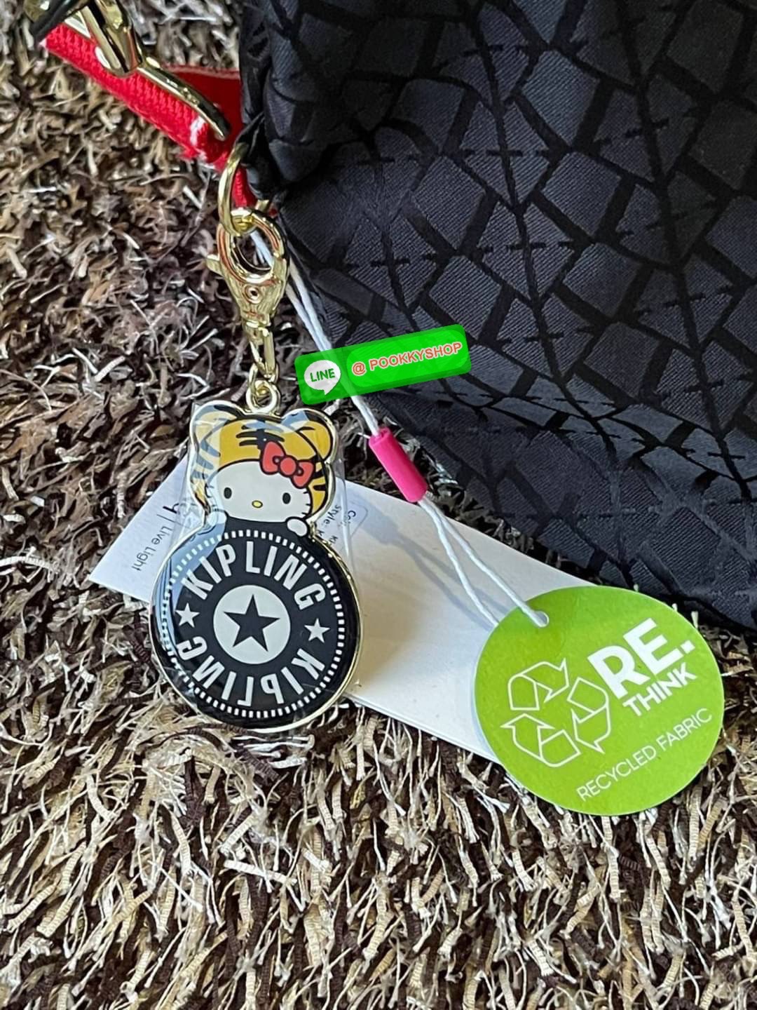 Kipling Kala Mini Hello Kitty Handbag กระเป๋าถือและสะพายใบนี้ มาพร้อมลวดลาย Tiger Kitty สุดน่ารัก พื้นกระเป๋าที่ดำ สามารถเข้ากับเครื่องแต่งกายได้ทุกสีและทุกแนว มีสายสะพายด้านข้างที่ปรับระดับความยาวตามความสูงได้ตามต้องการ และเนื้อผ้าของกระเป๋ายังมีความแข็ง