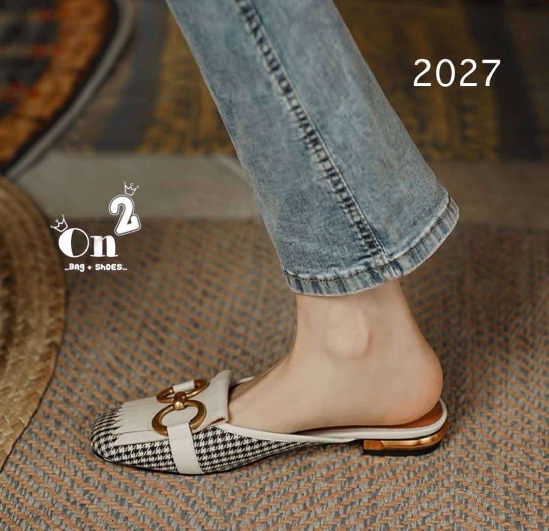 แบบใหม่ พร้อมส่งรองเท้าหัวคัชชูเปิดหลังรัดข้อเท้า หน้าแต่งอะไหล่ทองเหลือง สไตล์แบรนด์ส้นเป็นอะไหล่ทองสวยหรู คู่นี้ใส่แมทกับชุดได้ง่ายทั้งกางเกงและกระโปรงได้หมดทรงสวย