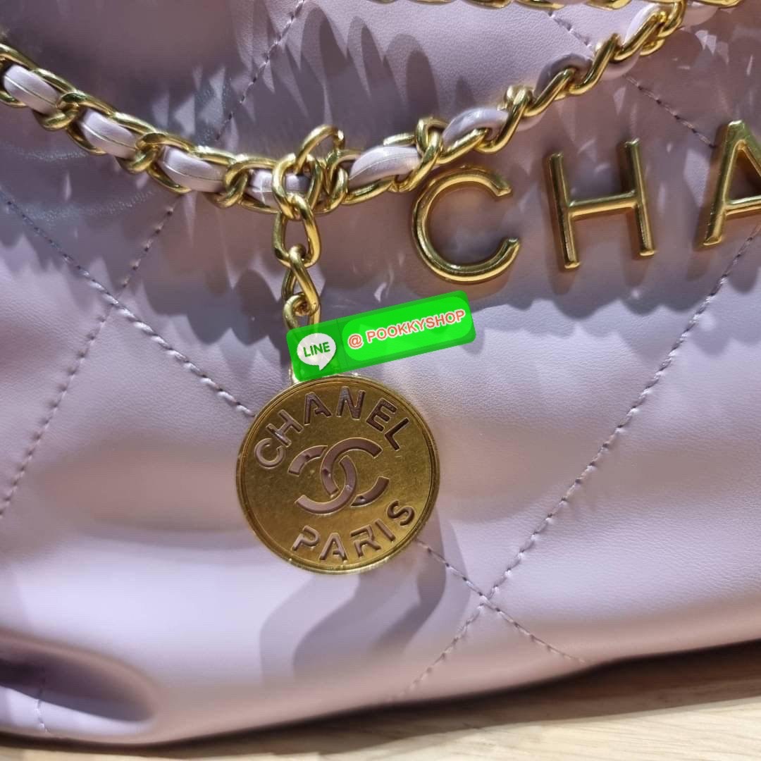 เกินต้านที่สุดกับไอเท็มนี้ Chanel 22 ที่สาวๆหรือใครๆก็ต้องมีแล้ว!! แค่เห็นก็หลงรัก กระเป๋าทรงสวย ดีเทลเรียบแต่มีความหรูแอบซ่อนอยู่ ด้วยดีไซน์สายสะพายโซ่สีทอง และโลโก้อันโดดเด่น วัสดุหนังแกะ สัมผัสดีงามน่าหลงใหลมาก ใช้ได้ง่ายๆไปเลยทุกโอกาส ใช้งานได้สะดวก ม
