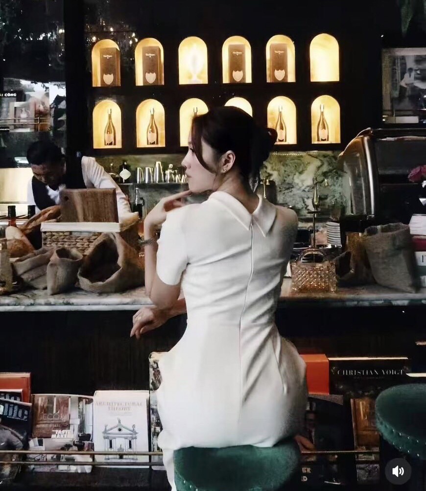 เดรสแฟชั่น เดรสสีขาวเรียบหรู ใส่แล้วดูแพงมากแม่! แพลตเทินดีงาม ใส่สวยเปะสุดๆ