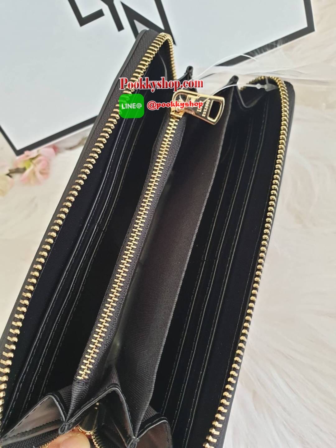 LYN long wallet ด้านหน้าติดโลโก้แบรนด์ สีสวยสดใส รุ่นนี้เรียบหรู ดูดี เปิดปิดด้วยซิบ ด้านในมีช่องใส่บัตร ช่องใส่แบงค์ และช่องกลางใส่เหรียญเป็นช่องซิป และยังมาพร้อมกับ ตัวจับซิปแต่งหมุด ดูดีมีราคาเชียว สวยเก๋ๆแบบนี้ต้องมีไว้เป็นเจ้าของนะเธอจ๋า
