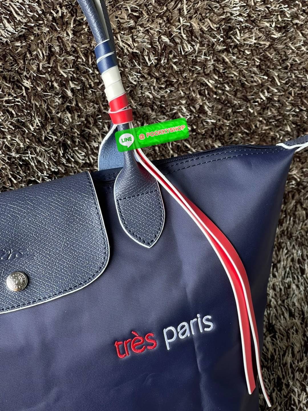 💕LONGCHAMP LE PLIAGE TRES PARIS SHOULDER BAG กระเป๋าโท้ทใบนี้ดึงดูดใจคุณด้วยรูปทรงมินิมอลและปริมาตรที่เพียงพอซึ่งสามารถเก็บเอกสารหรือแล็ปท็อปทั้งหมดของคุณได้อย่างง่ายดาย สายคล้องไหล่มีความยาวช่วยให้คุณสะพายได้อย่างสบาย ขณะที่การปิดด้วยซิปช่วยให้มั