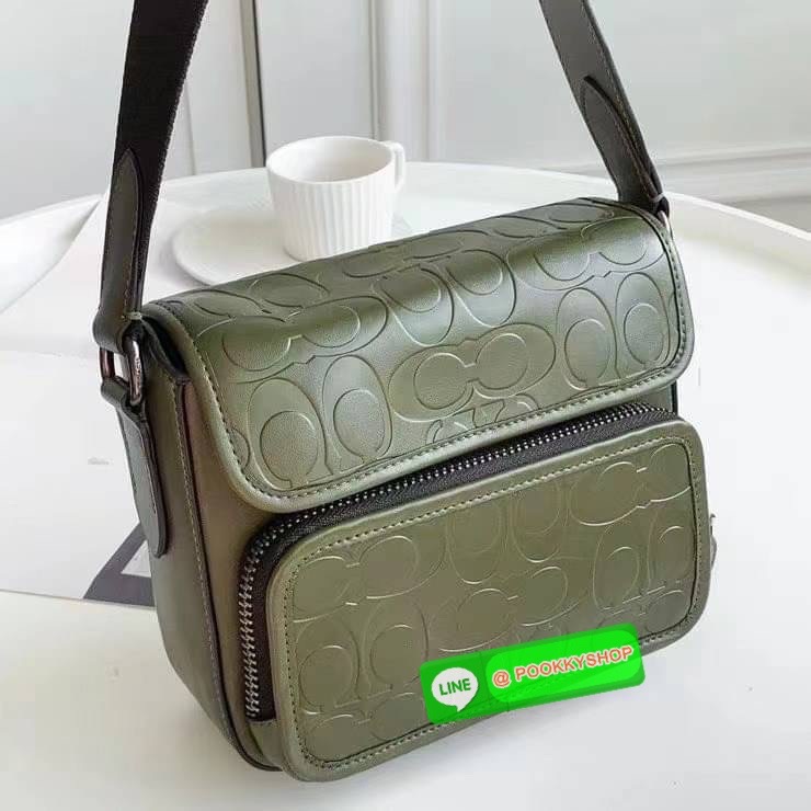 NEW IN! COACH SULLIVAN FLAP CROSSBODY IN BLOCKED SIGNATURE ((CC032)) พร้อมส่ง! รุ่นที่หนุ่มๆถามถึงกันเข้ามา กับกระเป๋าสะพายแบบครอสบอดี้ร์ หนังแท้อย่างดี สวยมากๆ สามารถพกพาไปได้กับทุกๆวัน 🌟รุ่นนี้ห้อยพวงแบรนด์ด้านข้างมาให้2พวงค่ะ ด้านหน้ามีข่องซิปห
