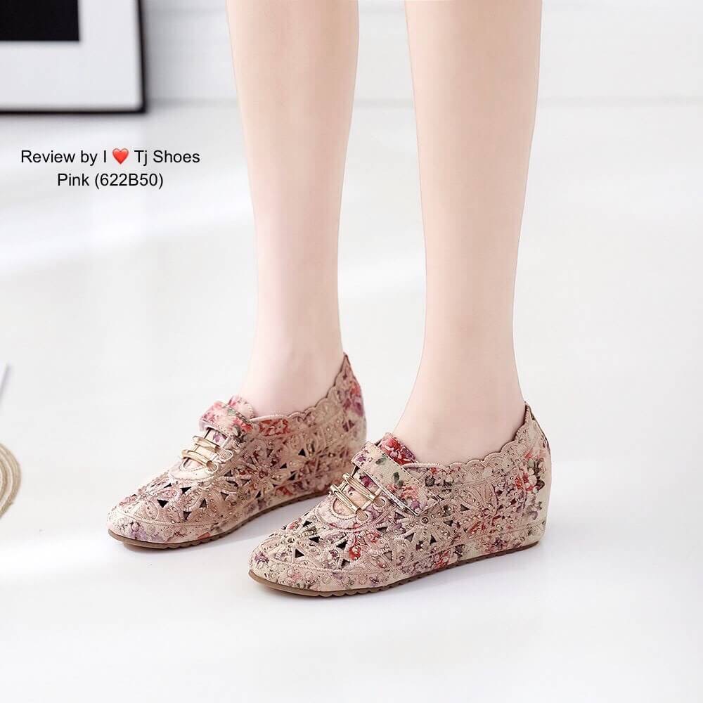 พร้อมส่งรองเท้าเพื่อสุขภาพ ที่ทั่งเกร๋ทั้งน่ารักสุดๆ รองเท้ารุ่นนี้เป็นงานสั่งทำพิเศษ น้ำหนักเบา ผ้าลายเกร๋ๆ มีรูระบายอากาศใส่แล้วไม่อับชื่น แถมพื้นบุนิ่มใส่นุ่มเดินทั้งวันได้สบายมากๆ แมทกับชุดอะไรก็เกร๋ก็น่ารัก ของจริงสวยมาก สวยตรงปกแน่นอนเพราะรูปถ่ายจาก