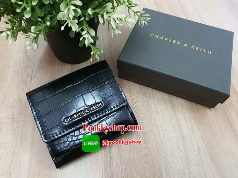 charleskeith Croc effect short wallet กระเป๋าสตางค์ใบสั้นมาด้วยลายหนังจรเข้ ด้านหน้าติดชื่อแบรนด์ รุ่นนี้เป็นแบบ 3 พับ ด้านหลังเป็นช่องใส่เหรียญ สวยสมคำร่ำลือมากๆ เลยจ้า มาครบ 5 สี จัดไปอย่างด่วนเลยจ้า