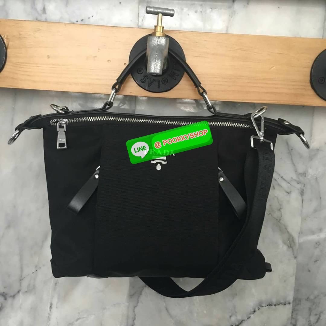 HOT DEAL!!! มาละค้า งานพรีเมี่ยมกิ้ฟ จากเคาเตอร์ต่างประเทศคะ รุ่น LIMITED EDITION ค่า ได้ กระเป๋าอเนกประสงค์ ทำได้ถึงสองทรง จากแบรนด์ PRADA มาค่า เป็น กระเป๋า MATTE CANVAS ใบนี้มีสายยาวให้คะ เลิศมาก สะพายเป็น SHOULDER BAG หรือ ถือได้คะ ด้านหน้ามี LOGO BRA