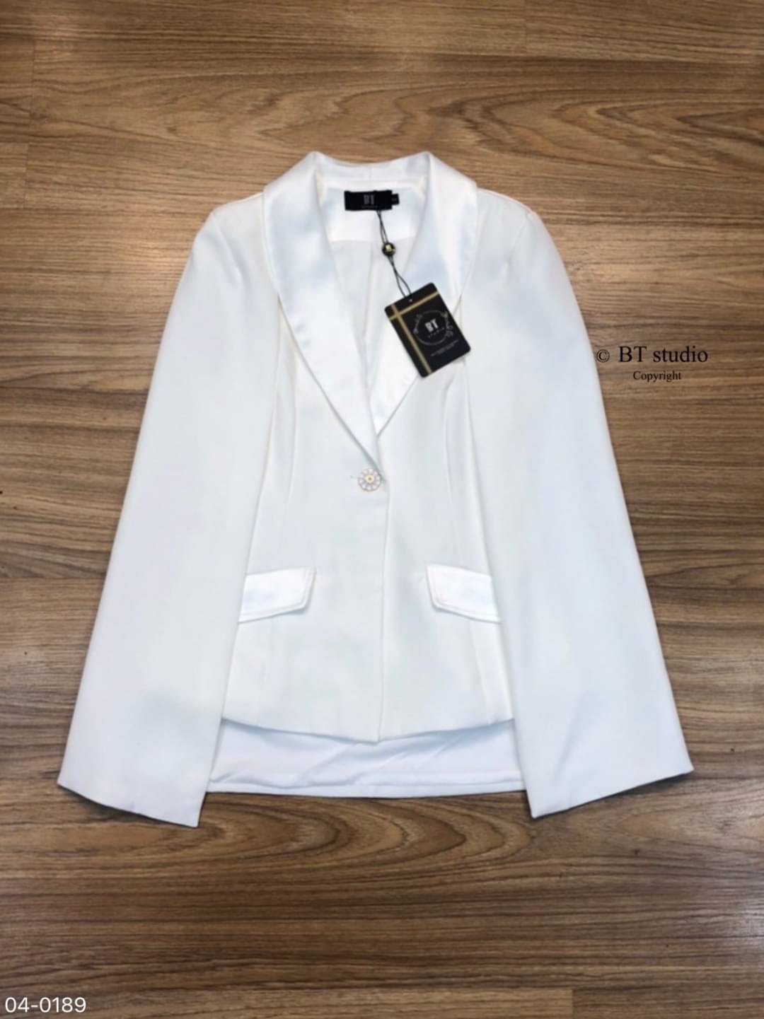 DETAIL : ชุดเสื้อสูทดีเทลด้านในแต่งแขนกุด ติดกระดุมลายดอกไม้สีขาวติดเพชร แต่งแขนคล้ายเสื้อคลุมปลายแขนผ่า สวย หรู แมทซ์กับอะไรก้ปังจ้าา