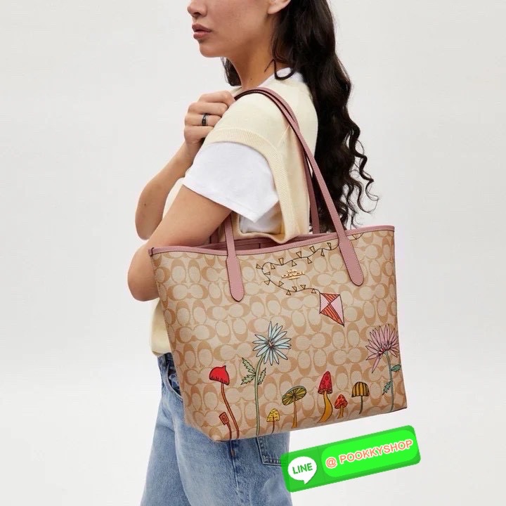 Coach CU392 – City Tote in Signature Canvas with Nature Print (Pink Trim) ใบนี้เหมือนหลุดมาจากโลกนิทาน! ลายเห็ด ดอกไม้ ว่าว โทนชมพูหวานสวยมาก ใบนี้เหมือนพกโลกแฟนตาซีไปด้วยทุกที่! Coach CU392 – City Tote ลายธรรมชาติสุดคิ้วท์ ลายเห็ด ดอกไม้ ว่าวน้อย สีพาสเท