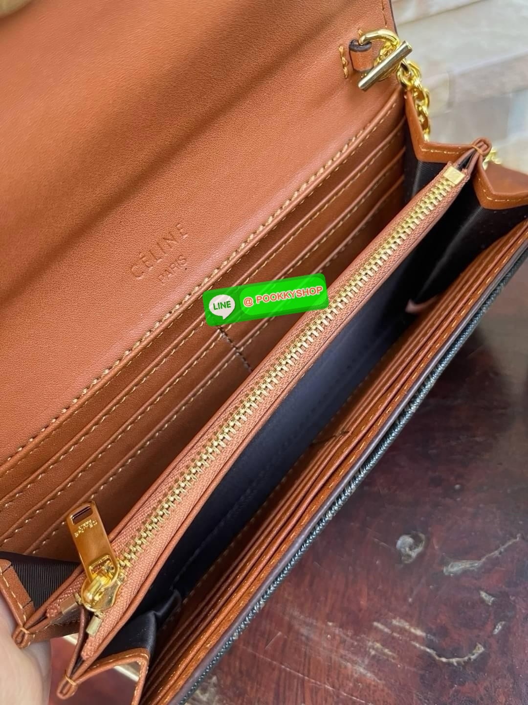 CELINE INSPIRED 2IN1 LONG WALLET ใครมีของที่ต้องจัดเก็บในปริมาณมาก จะต้องถูกใจกระเป๋าสตางค์ผู้หญิงใบนี้แน่นอน เนื่องจากมีช่องแยกย่อยสำหรับใส่ธนบัตร เหรียญ และบัตร รวมแล้วกว่า 10 ช่อง ให้คุณจัดเก็บของต่าง ๆ ได้เป็นสัดส่วน นอกจากนี้ ยังมีช่องใส่ของเบ็ดเตล็ด