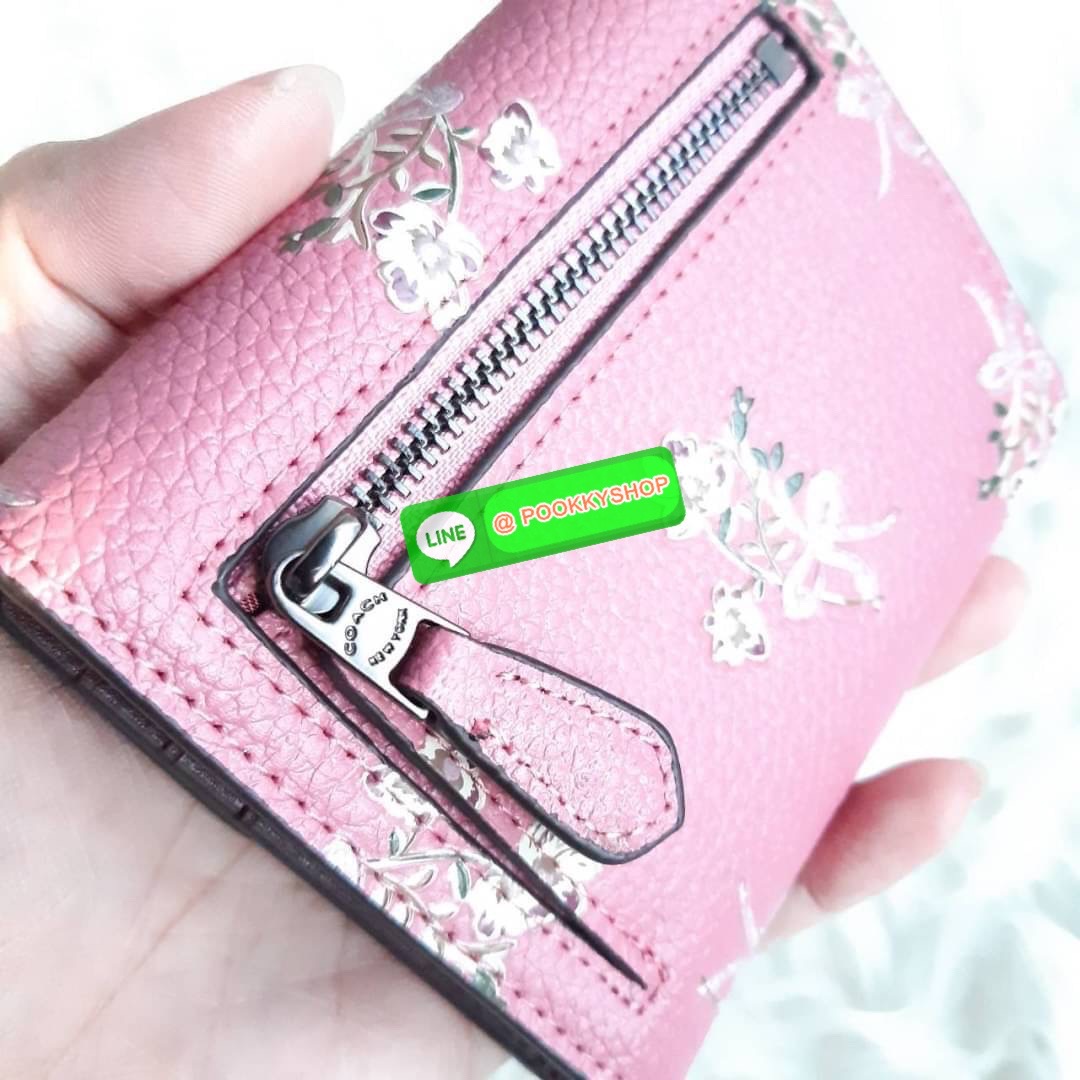 COACH F28445 SMALL WALLET WITH FLORAL BOW PRINT กระเป๋าสตางค์ใบสั้น พับสองตอน ลายดอกไม้น่ารักกลับมาอีกแล้วจ้า วัสดุหนัง pepble สวยทนทาน เปิด-ปิดด้วยกระดุม ภายในมีช่องใส่บัตร ใส่ธนบัตรได้ทุกขนาด ด้านหลังมีช่องซิปเล็กให้อีก ราคาดี คุ้มค่าแบบนี้ ต้องจัดไปเลย