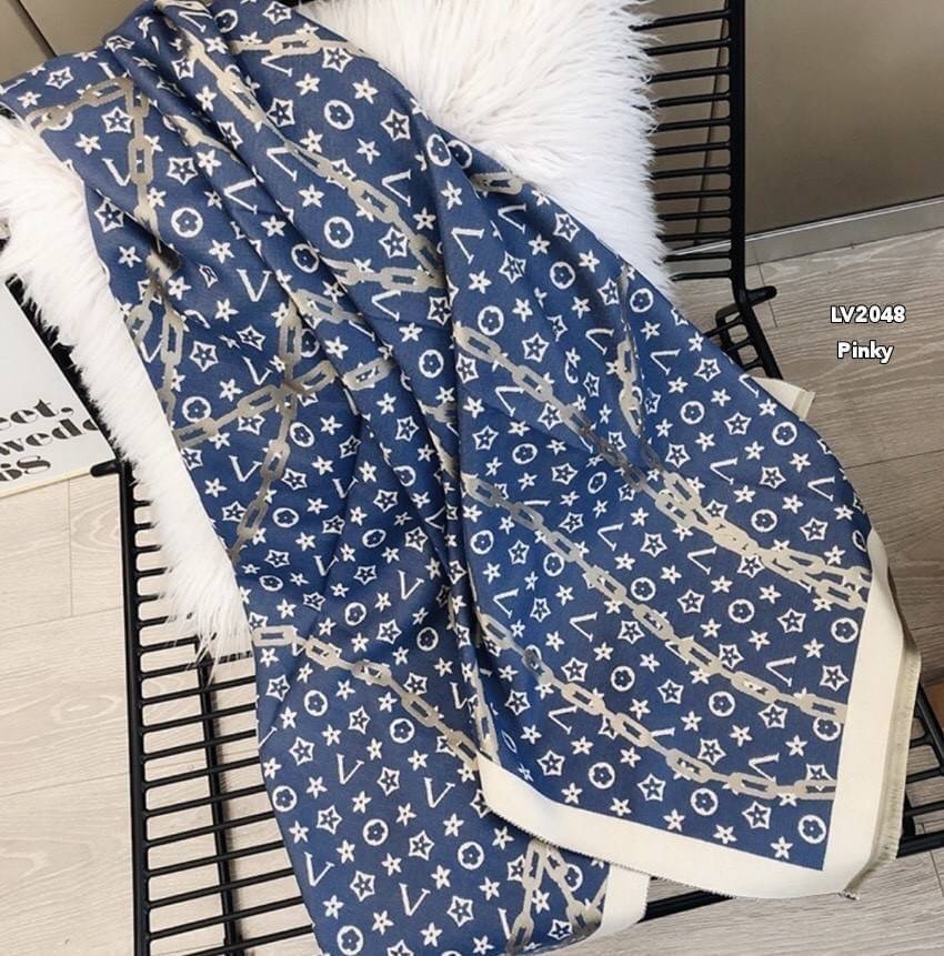พร้อมส่ง LV2048 ผ้าคลุมไหล่ LV2048 งานนำเข้าแบรนด์LV รุ่นนี้เป็นผ้ามันวาว เด่นมาก ไฮโซตามแบรนด์เค้าเลย ผ้าไม่หนามาก อุ่นเหมือนผ้าห่ม เป็น accessories ได้ทั้งหน้าร้อน และหน้าหนาว