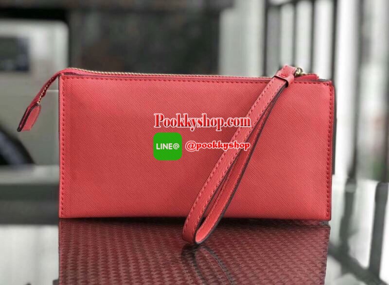 KATE SPADE Wallet Clutch Bag กระเป๋าทรงคลัชสุดคุ้มหนัง Saffiano ด้านหน้ามีโลก้แบรนด์ มาพร้อมสายคล้องมือ เปิดปิดด้วยซิปสะดวกใช้ สามารถใส่แทนกระเป๋าสตางค์ใบยาว ภายในแบ่งออกเป็น3ช่องหลัก มีช่องใส่บัตร เครื่องสำอาง เครื่องเขียน เหรียญ ไส่ไอโฟนพลัส ได้ค่ะ มีกล