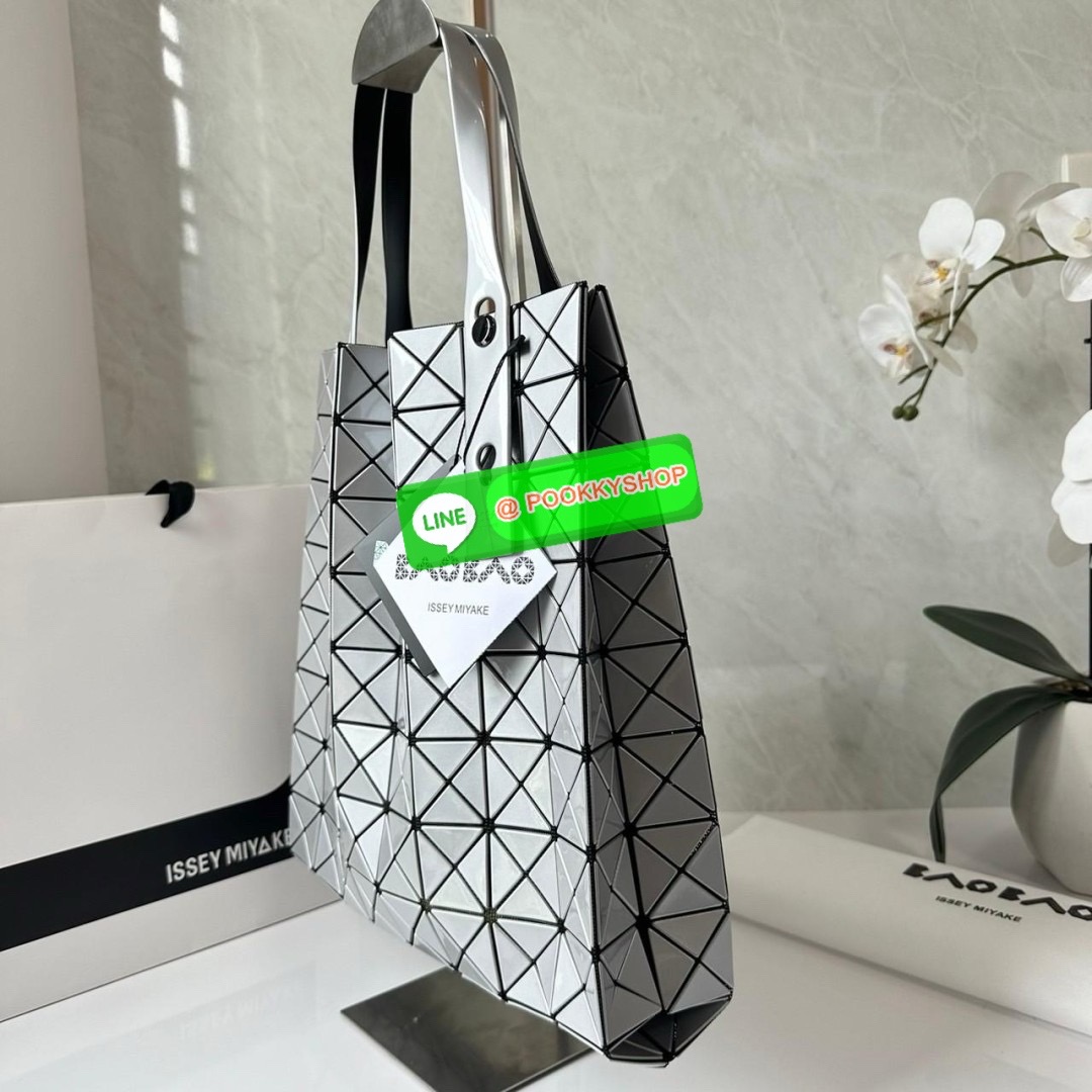 BAO BAO PRISM PLUS Handbag (Large) 🔖กระเป๋าถือจากแบรนด์ BAO BAO ISSEY MIYAKE ดีไซน์คลาสสิกทรงสี่เหลี่ยม มาพร้อมลวดลายสามเหลี่ยมที่มีมิติ 🔖วัสดุ: โพลีเอสเตอร์ ผสมหนัง 🔖 ปากกระเป๋าเปิด ซับในเป็นไนลอน มีช่องกระเป๋าด้านในและหูหิ้วกระเป