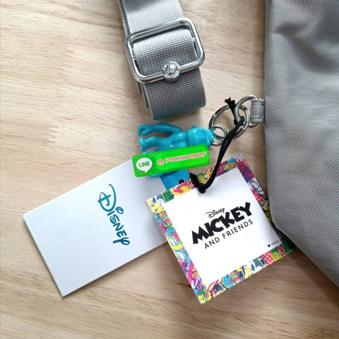 Kipling KALA Mini Disney's Mickey Mouse Handbag กระเป๋าถือหรือสะพาย วัสดุ Polyamide+Polyester รุ่นใหม่ล่าสุด Collection Mickey's ลายน่ารัก ผิวสัมผัสนุ่ม ลื่น พร้อมตัวการ์ตูน Mickey Mouse ไหมพรม ตกแต่งด้านหน้า ช่องหลักโล่งกว้าง พร้อมช่องแยกด้านข้