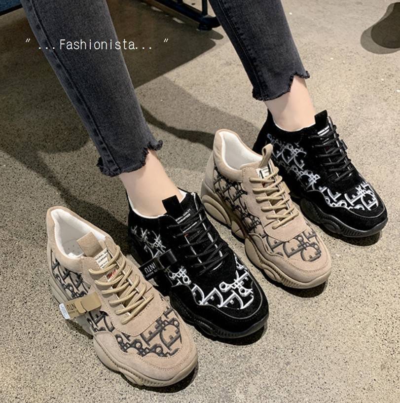 ITEM SO HOT !!!! สินค้ามาแรงงง พร้อมส่งอีกครั้งตามคำขอ... แฟชั่นเกร๋ๆอินเทรนด์ฮิต ชิคๆคูลๆด้วยพื้นแต่งลายหน้าหมีมอส TOY ใส่ประทับรอยเท้าไปทางไหนก็น่าร๊ากกก วัสดุคุณภาพดีเนื้อผ้าใบบุฟูนุ่ม สกรีนลายสไตล์แบรนด์เนม ตกแต่งด้วยหนังกำมะหยี่เพิ่มความหรู สวมใส่สบา