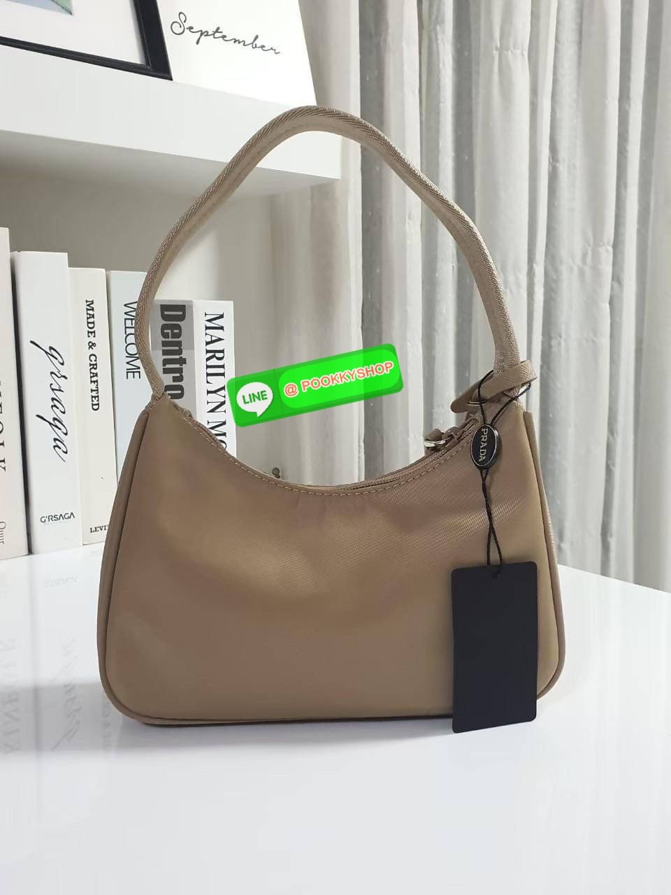 รุ่นใหม่แนะนำ!! รุ่นขายดีในตำนานค่ะ กับงานพรีเมี่ยมกิ้ฟท์ PRADA NYLON HANDBAGS ขนาดกะทัดรัด #อะไหล่เงิน วัสดุทำจากผ้าNylon อย่างหนา อยู่ทรง กันน้ำได้ หายห่วงคะ ด้านหน้ามีโลโก้แบรนด์ เปิดปิดด้วยซิป มาพร้อมสายผ้า ไม่สามารถถอดได้ ภายในบุผ้าลายPrada และป้ายโล