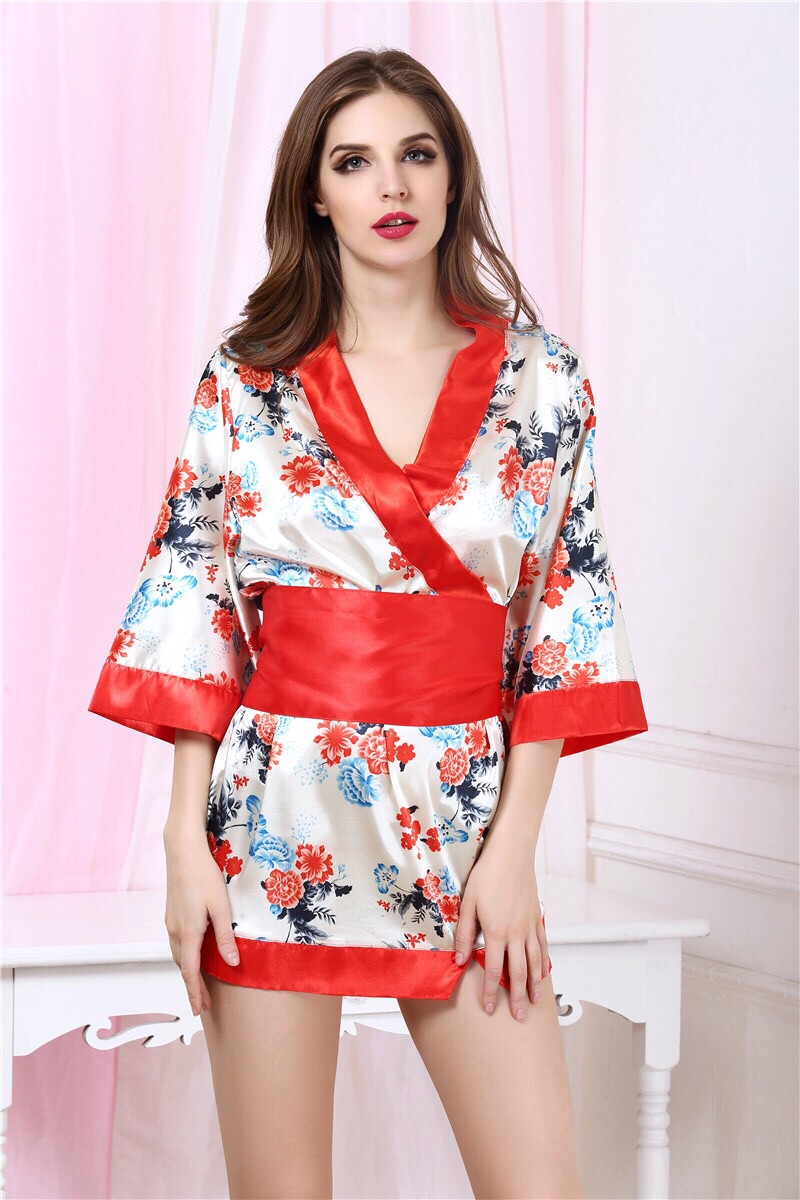 ชุดกิโมโน ยูกาตะ พื้นขาวแต่งลายดอกสีแดง พร้อมสายคาดและโบว์ในตัว+G-string เข้าชุด