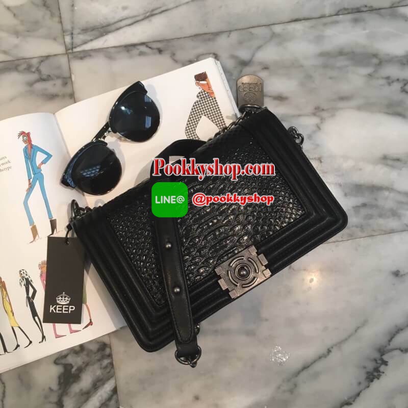 สินค้าขายดี มากี่รอบๆ ก้อหมดเกลี้ยง ทางร้าน ได้กระเป๋า จากแบรนด์ KEEP ทรงเดียวกับ Chanel boy เลย รุ่น KEEP shoulder Luxury small chain bag สวย หรู เท่ มากๆ เลยน๊า กระเป๋าอยู่ทรง ลายหนังจรเข้ สวยงามมากคะ สายโซ่ มีที่รองไหล่ สะพายสบายคะ สายปรับ สั้น ยาวได้ค