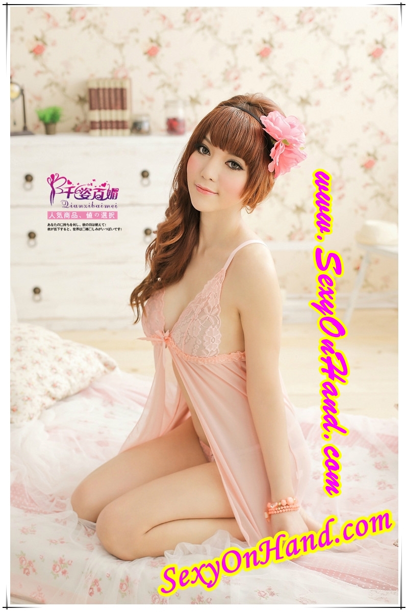 ชุดนอนผ้าซีทรู สีโอรส อ่อนๆ (สีหวานมาก) ช่วงอกเล่นลูกไม้ แบบโชว์เนินอกเล็กน้อย ชายกระโปรงประดับด้วยแถบริบบิ้นสีเดียวกับตัวชุด เพิ่มความน่ารัก ตัวผ้านุ่มลื่น ใส่สบายมากๆ เลยคะ ลูกไม้อย่างดี เนื้อผ้าลูกไม้อย่างดี