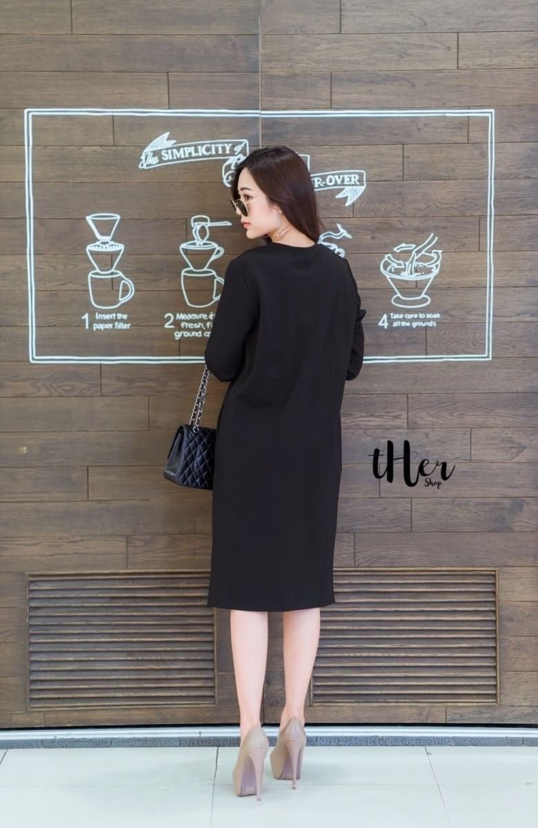 • tHer sHop • มาเพิ่มค่า Long Dress เดรสคอกลมแขนยาวทรงสวย ดีเทลแต่งปลายแขนลายเสือด้านหน้าสกรีนตัวอักษร แต่งกระเป๋าข้าง ใช้เนื้อดี ผ้าหนานิ่มใส่สวย ตัวเดียว ใส่เที่ยวใส่ชิวได้เลยค่ะ