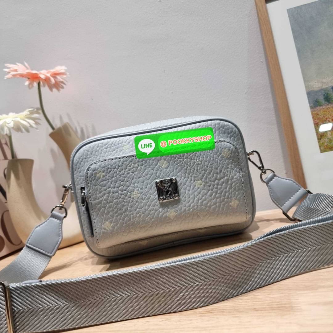 MCM KLASSIK CROSSBODY BAG สีใหม่ต้อนรับซีซั่นใหม่!! สาวกเอ็มซีเอ็มต้องมีน้า!! ใครๆเค้าก็สะพายกัน!! กระเป๋าสะพายข้างทรงครอสบอดี้ ที่ดาราใช้กันเพียบ!! รุ่นนี้หนุ่มๆสะพายหรือสาวๆก็สะพายได้น้า ขนาดกำลังดี วัสดุหนังแคนวาสคุณภาพดี มีช่องหลัก 2 ช่อง เปิด-ปิดด้วย